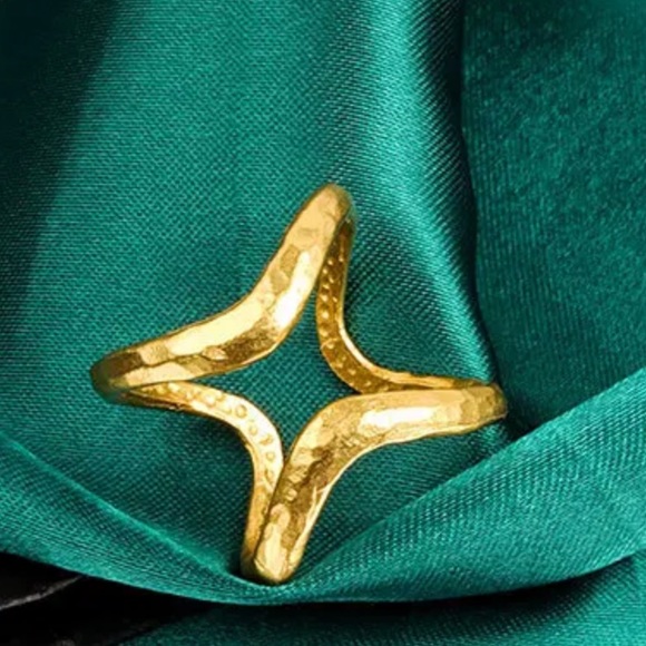 NWT Gold Hammered Statement Ring from The Kong Kouture Boutique adjustable OS - Picture 3 of 3